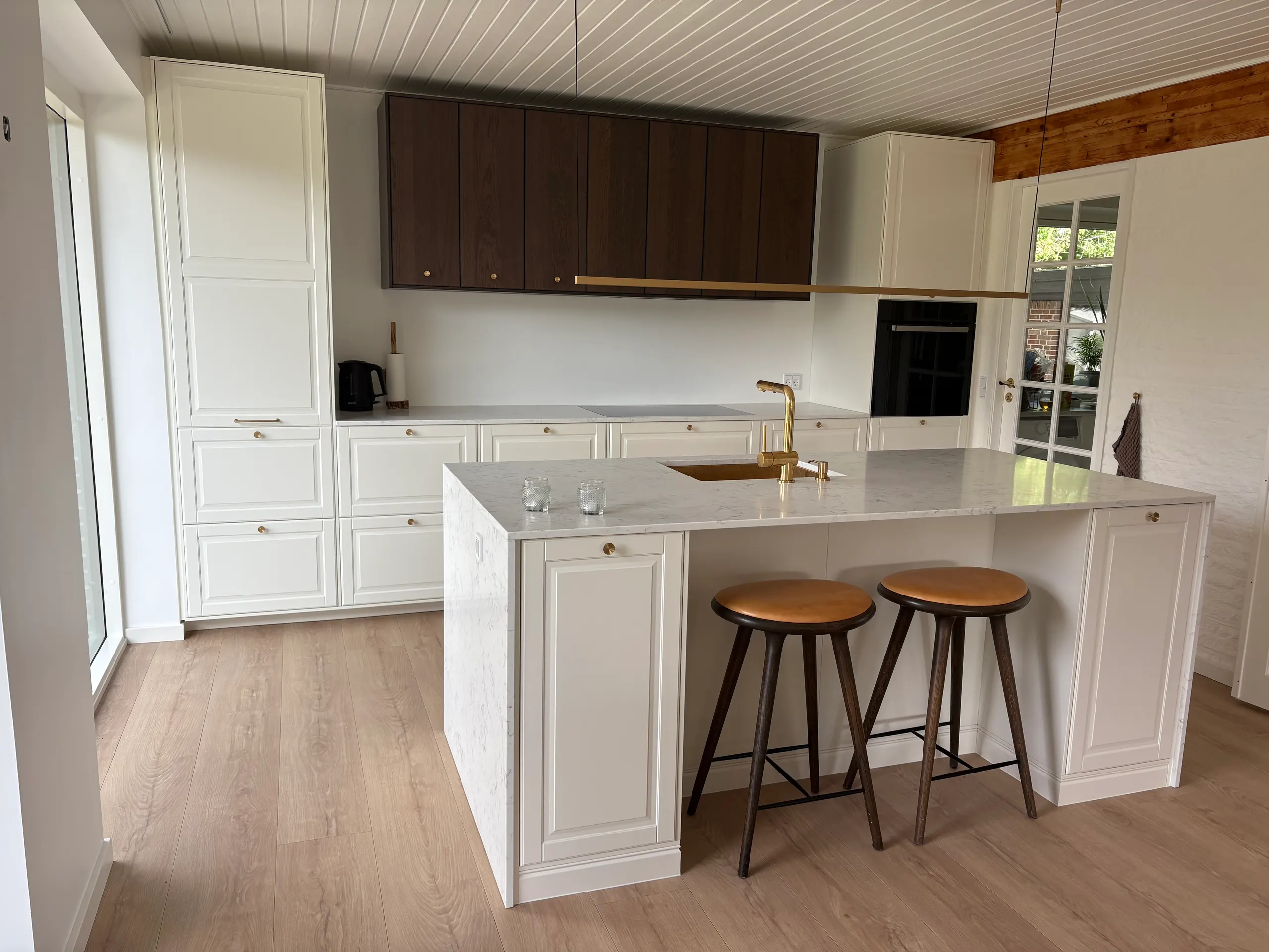 Detalj av Technistone-bänkskiva med anteckningar om projektplanering