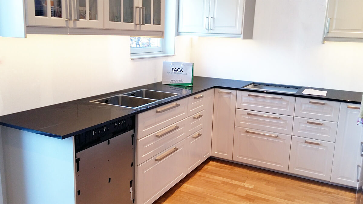 Nero Assoluto granitbänkskiva installerad i kök