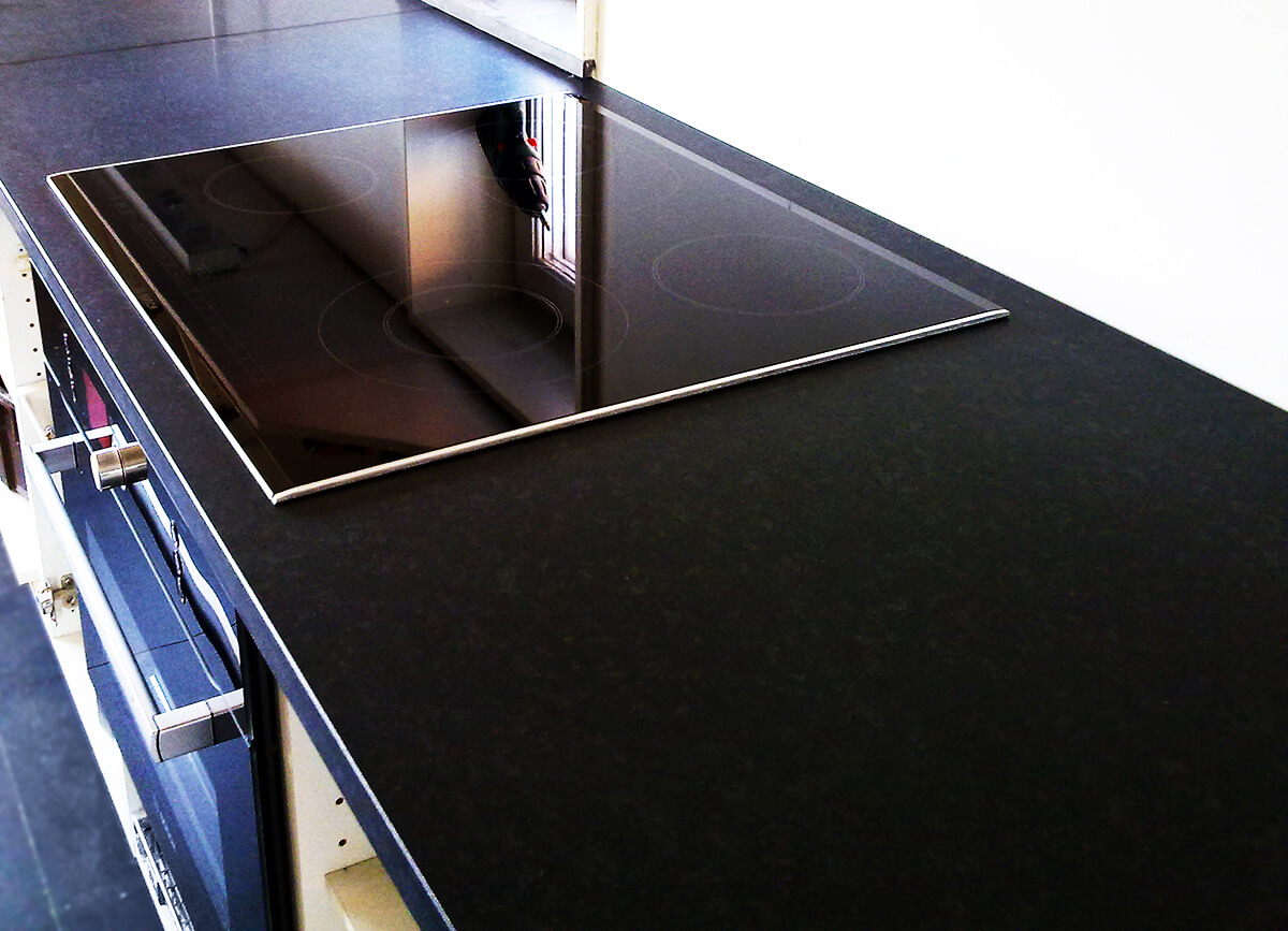 Matt Nero Assoluto-granitbänkskiva med infälld diskho i svenskt kök