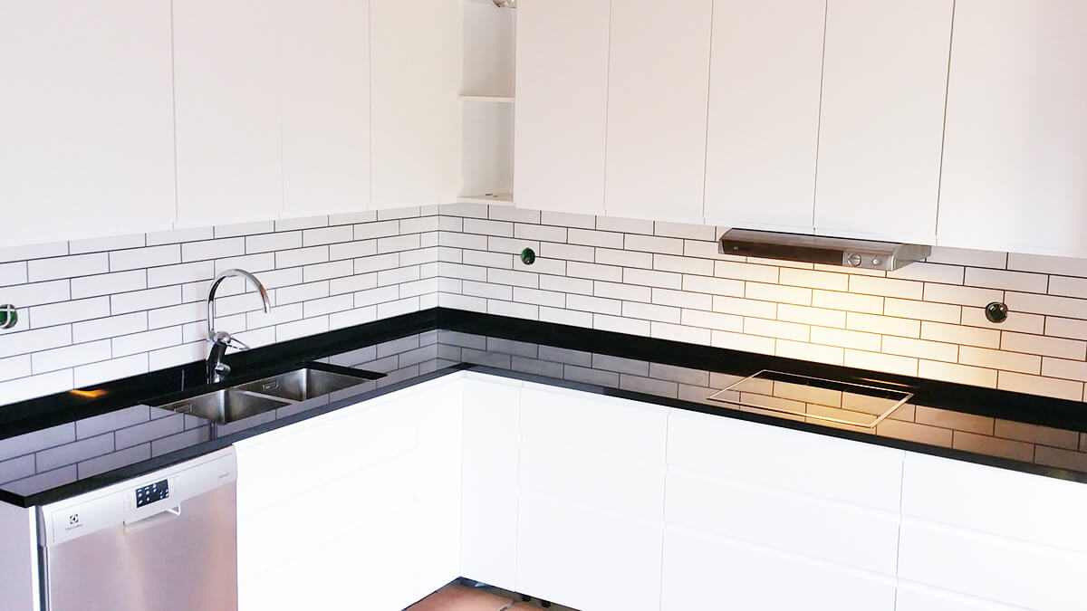 Nero Assoluto-detalj med kaklad vägg och integrerade vägguttag