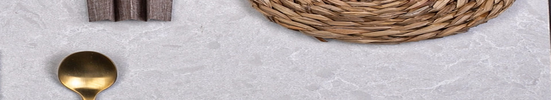 Närbild av Technistone Noble Quartzite bänkskiva i varmt kvällsljus