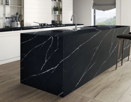 Mörk kvartsbänkskiva med lång skarv och infälld häll, fotad i nordiskt kök (Foto: stenskivor.se)