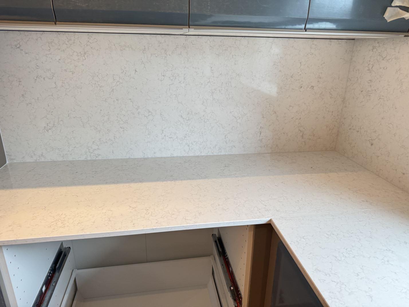 Noble Arco bänkskiva i ljus köksmiljö