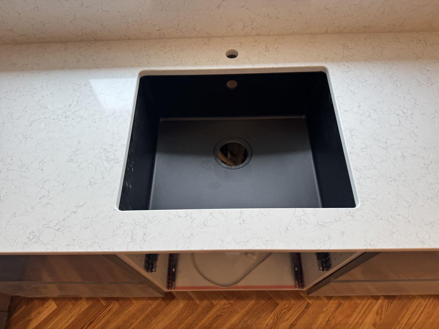 Oxie-kök med Noble Arco mot varma träluckor