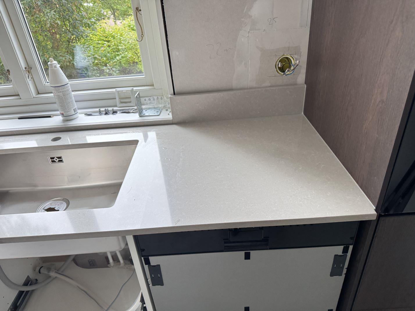 Eksjö kök med Noble Ivory White under varm belysning