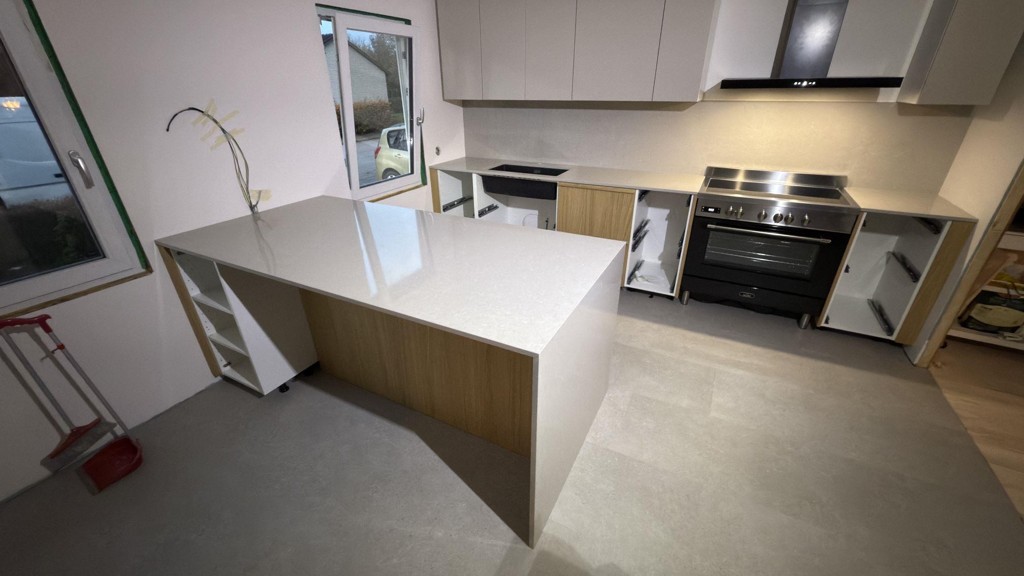 Karlskoga köksö i Noble Ivory White 20 mm polerad