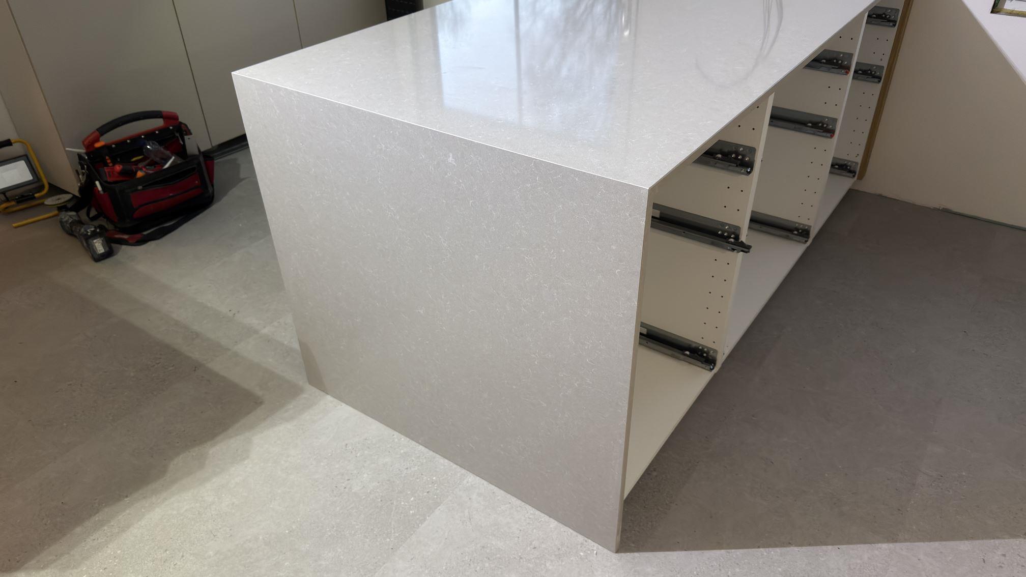 Närbild på Noble Ivory White bänkskiva och diskho