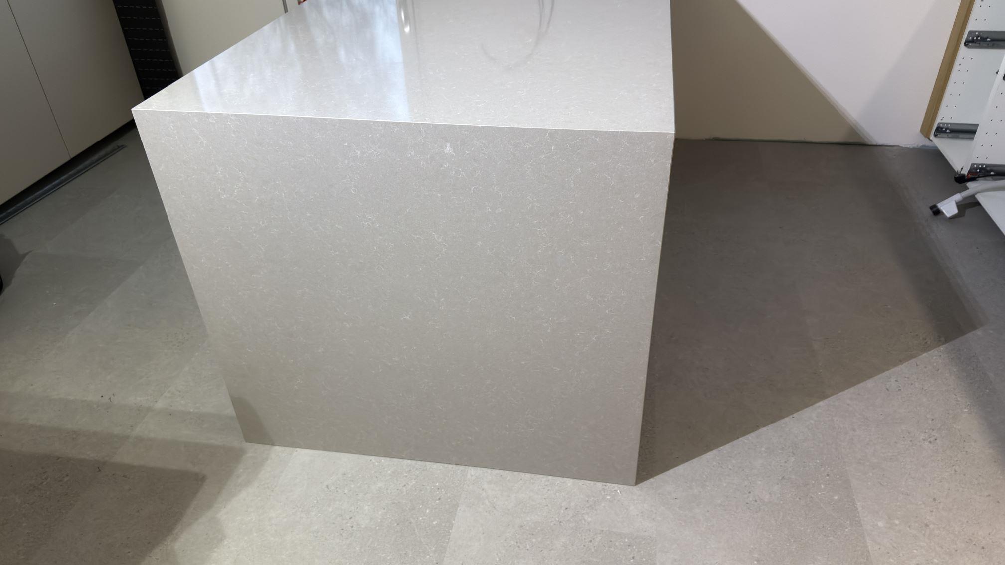 Hörn och kant på Noble Ivory White köksö