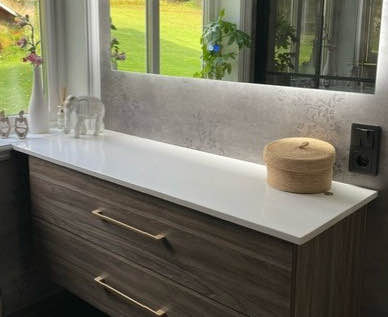 Nära bild av ljus Technistone-bänkskiva med mjuk ådring