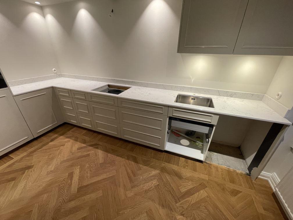 Mystery White i Stockholm, montering 7 feb 2026, bild 1