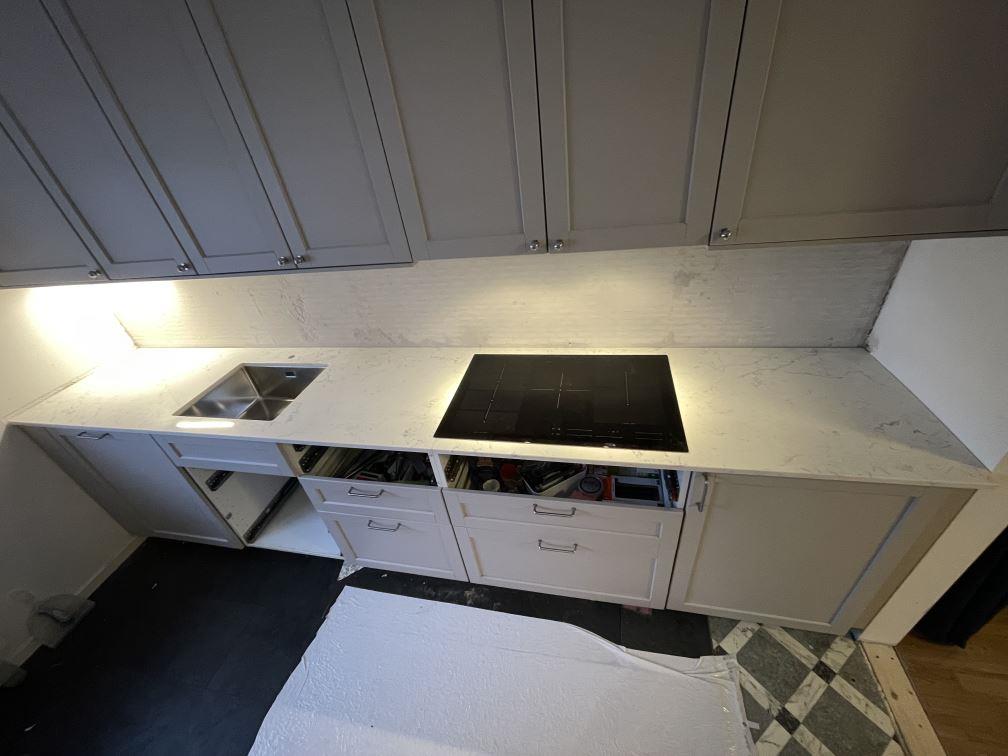 Mystery White i Stockholm, montering 25 feb 2026, bild 1