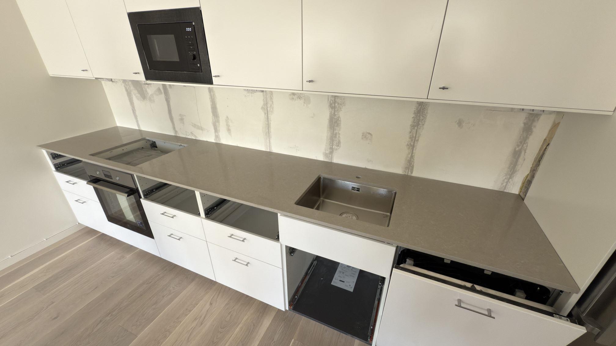 Noble Ivory White i Solna, montering 11 apr 2026, bild 1