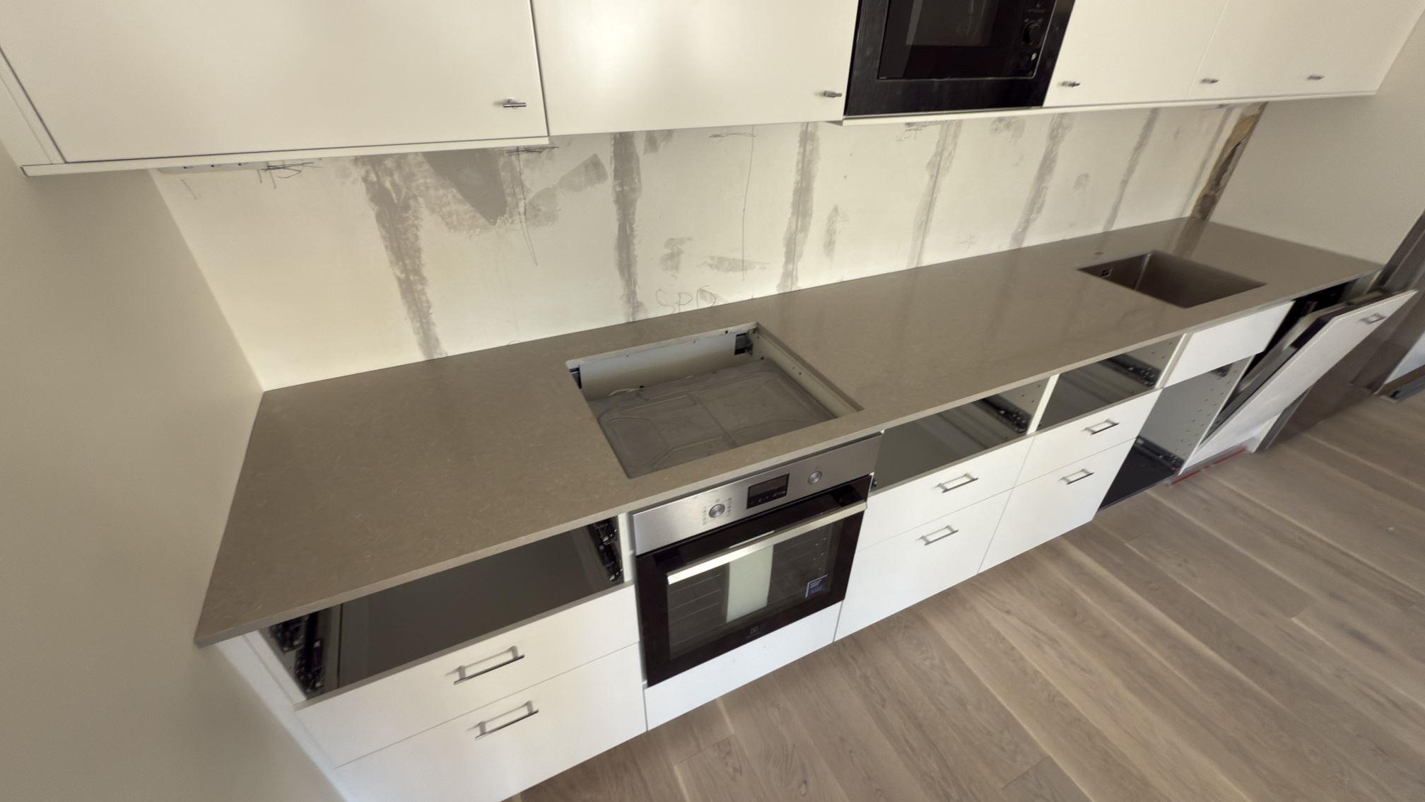 Noble Ivory White i Solna, montering 11 apr 2026, bild 2