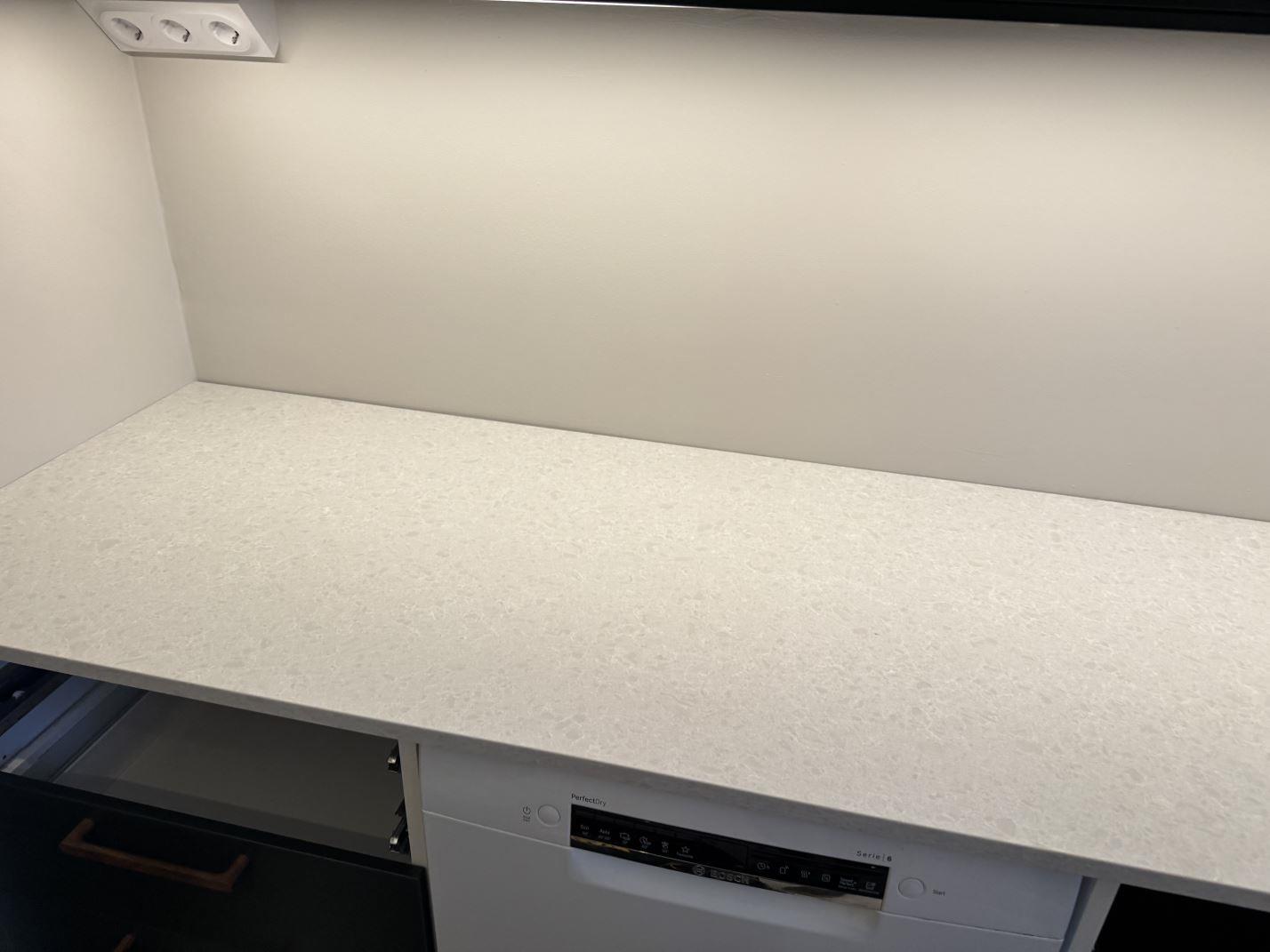 Noble Quartzite i Norrahammar, montering 18 dec 2025, bild 2