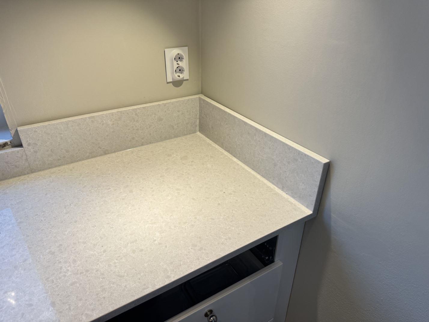 Noble Quartzite i Västra Frölunda, montering 27 nov 2025, bild 1