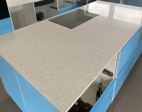 Detaljbild av svart högblank bänkskiva i modernt kök